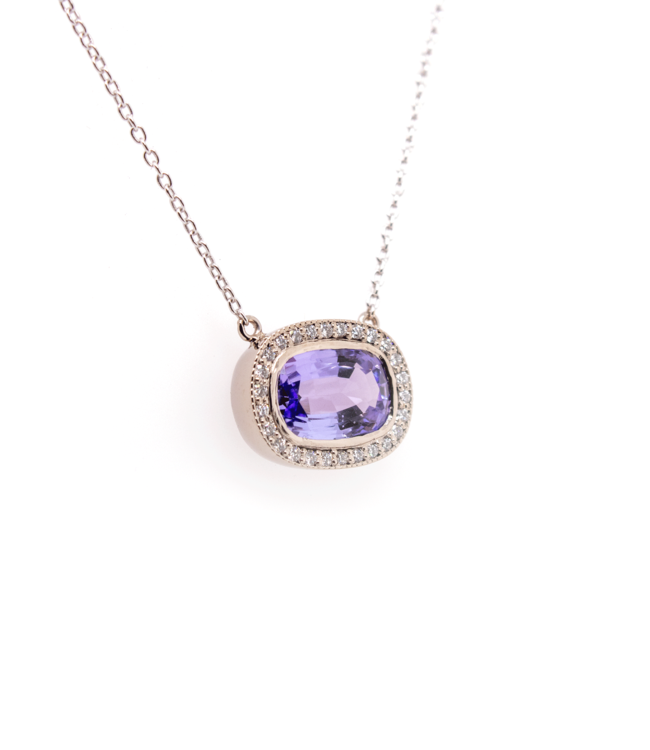 W. de Vaal Pendant 14krt White gold with tanzanite 1,85 crt.