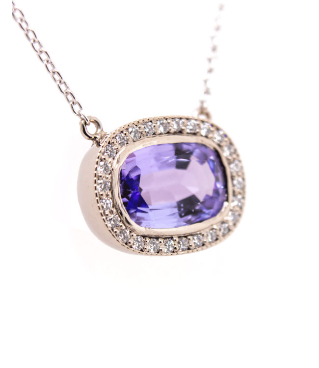 W. de Vaal Pendant 14krt White gold with tanzanite 1,85 crt.