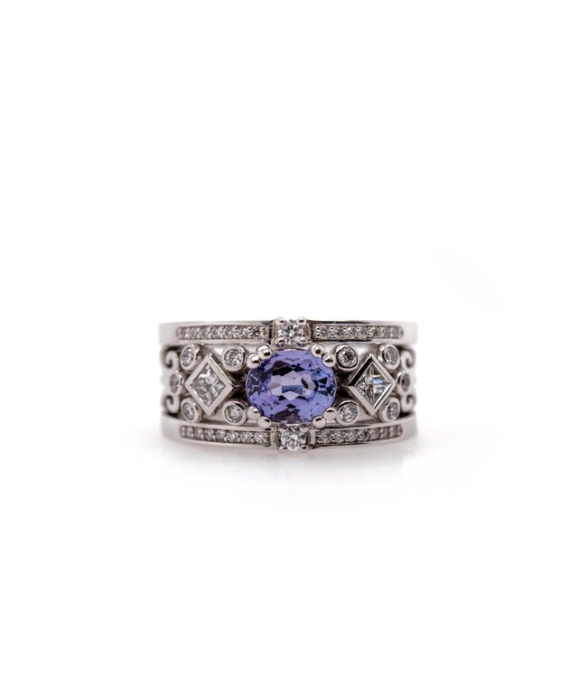W. de Vaal Ring 14krt white gold with Tanzanite.