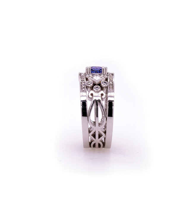 W. de Vaal Ring 14krt white gold with Tanzanite.