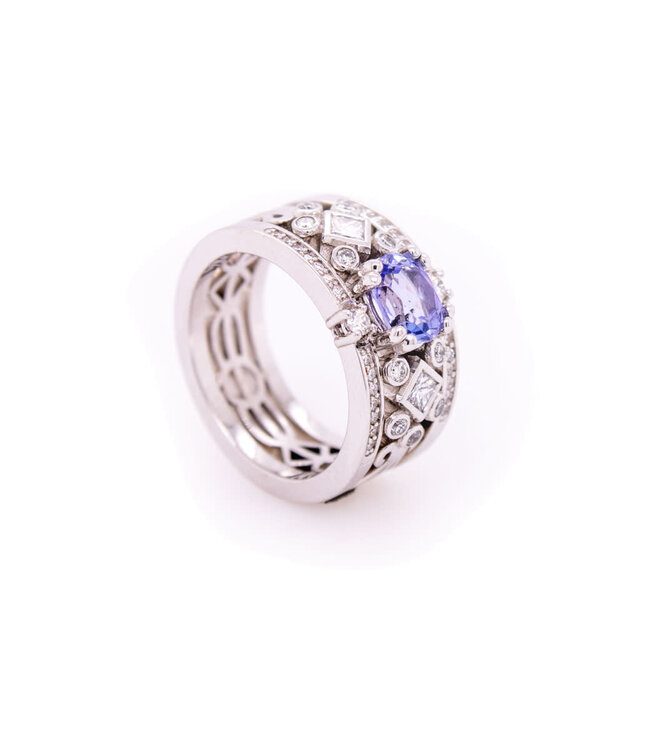 W. de Vaal Ring 14krt white gold with Tanzanite.