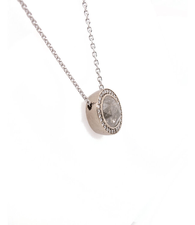 W. de Vaal Collier 14krt Witgoud.