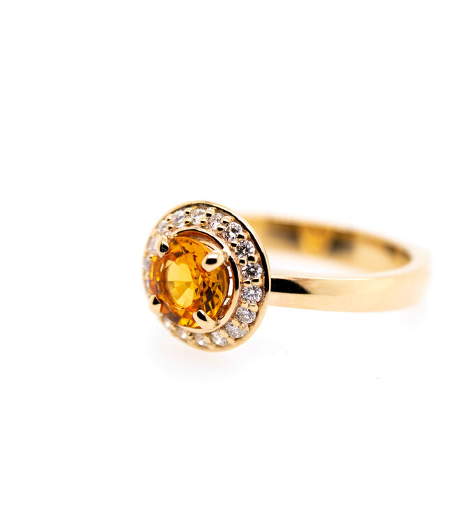 W. de Vaal Ring 14krt Yellow gold with Corundum & Diamond 0.18crt (3137)