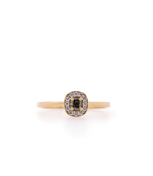 W. de Vaal Yellow gold ring size 18 with cushion diamond