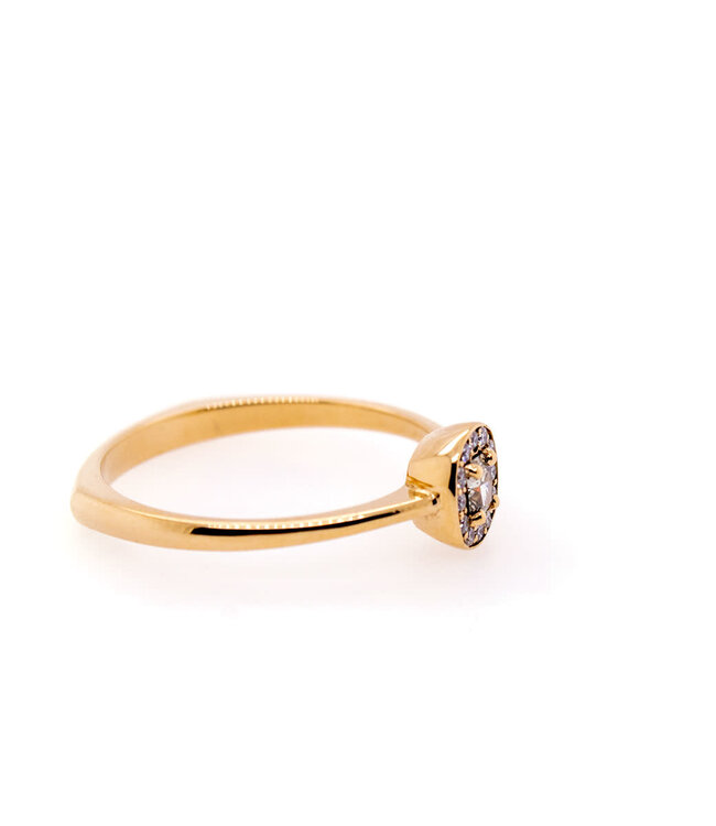 W. de Vaal Geelgouden ring Maat 18 met Cushion Diamant