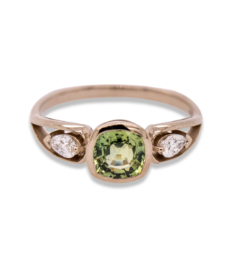 W. de Vaal 14 krt. white gold ring with green sapphire and diamond