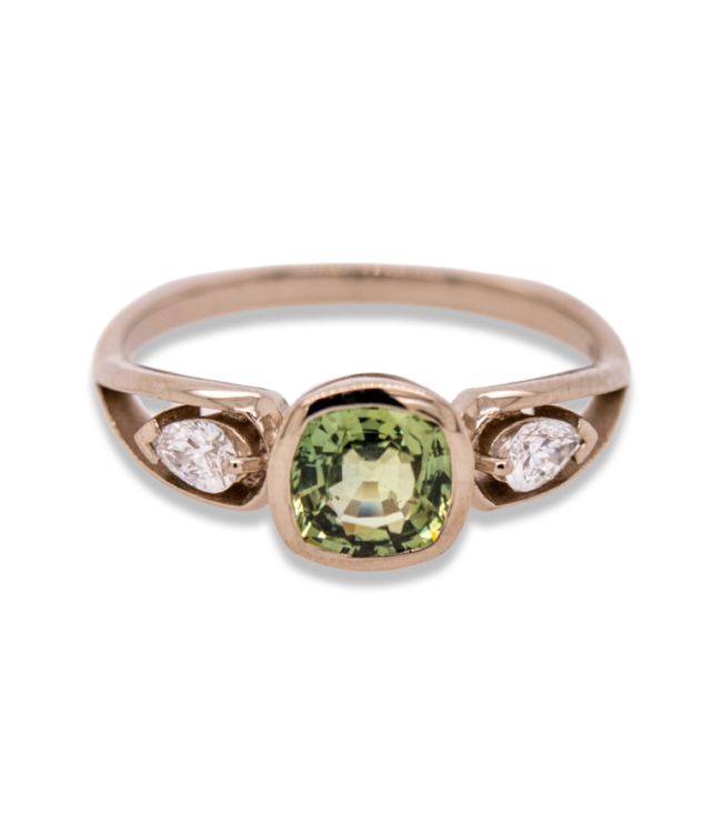 W. de Vaal 14 krt. witgouden ring met groene saffier en diamant