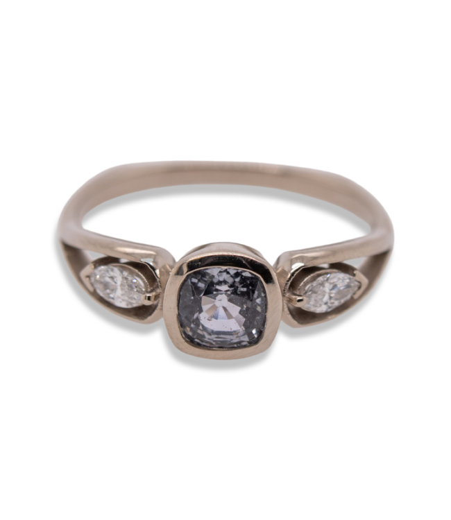 W. de Vaal 14 krt. white gold ring with sapphire and diamond