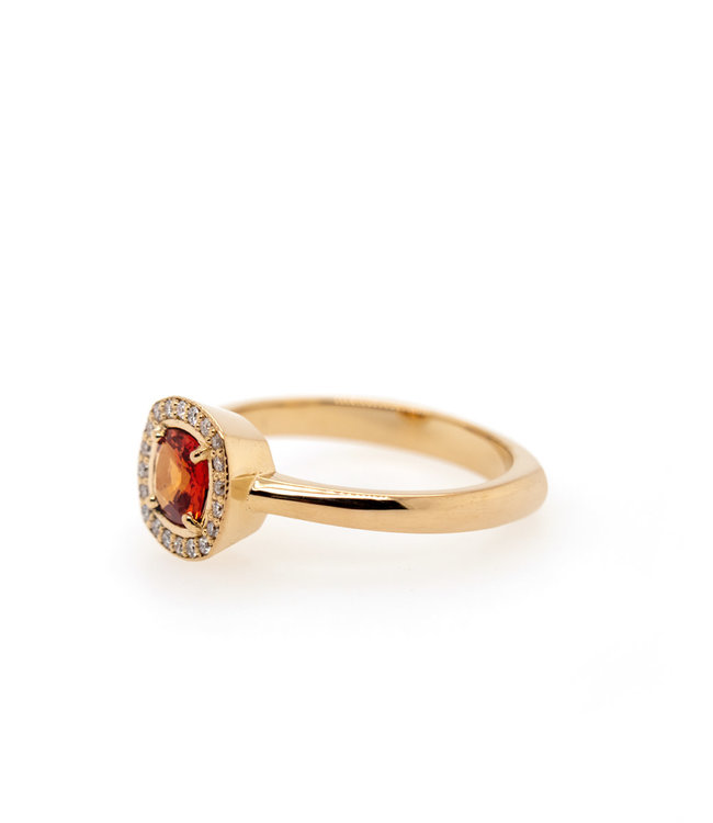 W. de Vaal 14 krt. yellow gold ring with corundum and diamond