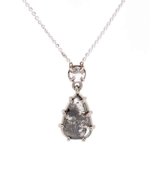 W. de Vaal 14 krt. witgoud collier met diamant