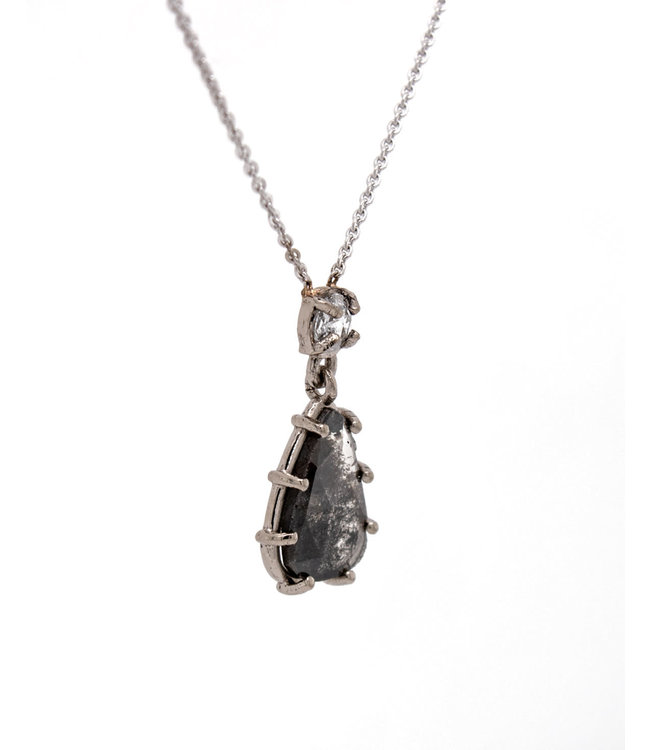 W. de Vaal 14 krt. witgoud collier met diamant