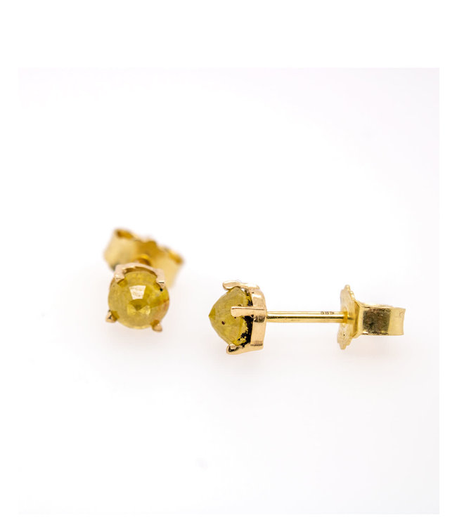 W. de Vaal 14 krt. yellow gold ear studs with diamonds