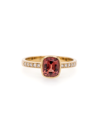 W. de Vaal 14 krt. yellow gold ring with spinel and diamond