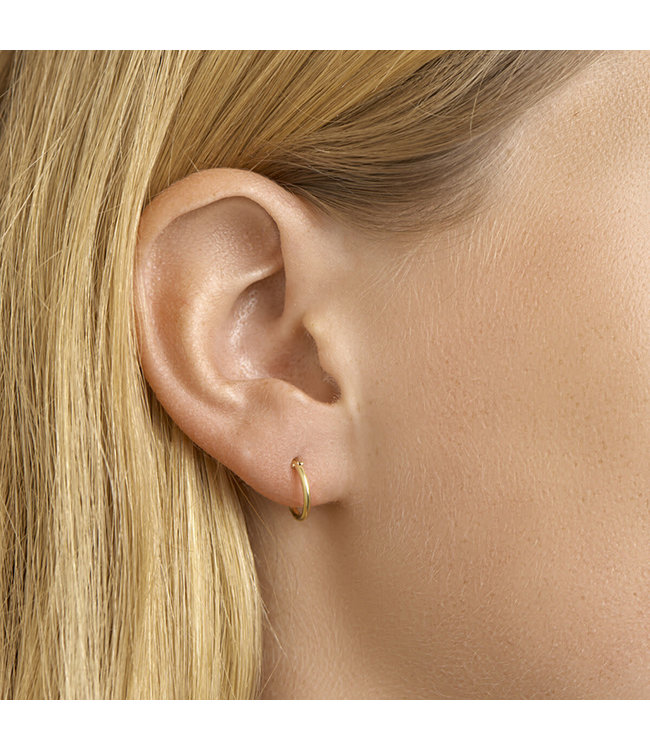 Geelgouden oorringen met een ronde buis.1,3 mm