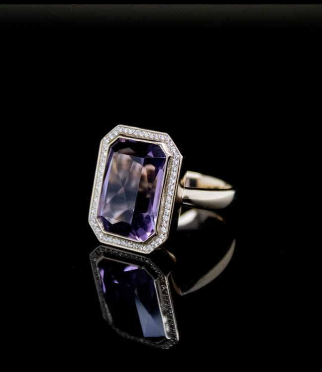 W. de Vaal 14 crt Yellow Gold Ring with Amethyst and Diamond Size 18