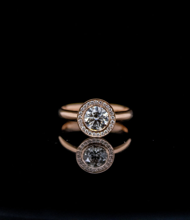 W. de Vaal 18 crt rose gold ring with Diamond VST Fainth pink 1.03ct and 0.095ct diamond Size 18