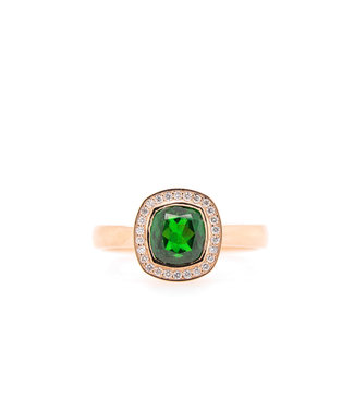W. de Vaal 14 crt Red Gold Ring with Tsavorite Cushion and Diamond Size 18