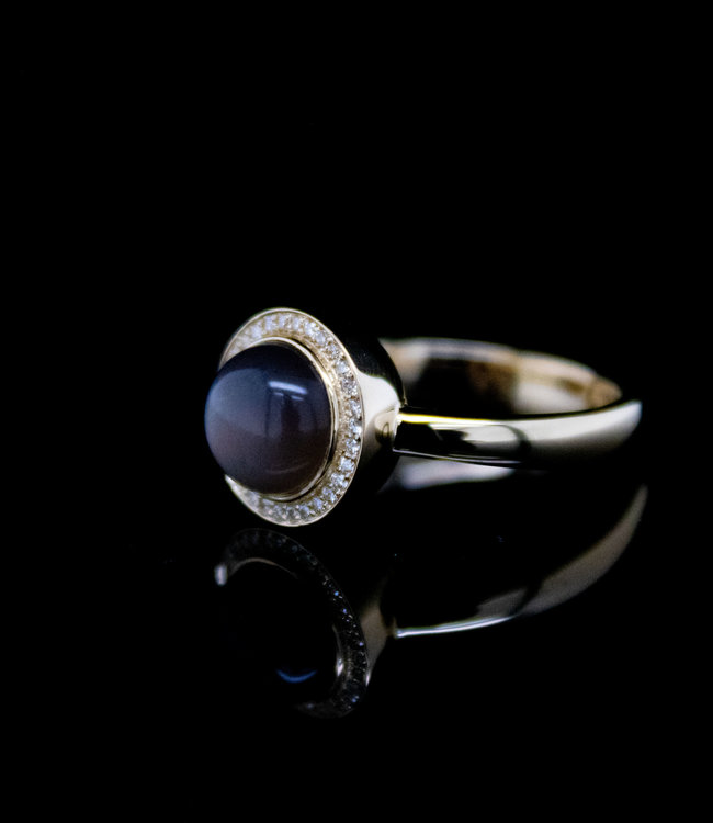 W. de Vaal 14 crt Yellow Gold Ring with Moonstone and 0.16crt Diamond Size 18