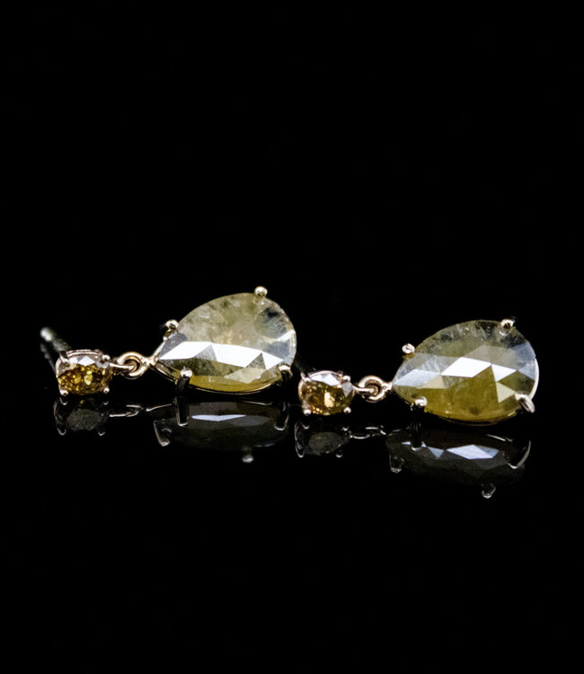 W. de Vaal 14 crt yellow gold earrings with 4.2ct rose and 0.18ct yellow diamonds