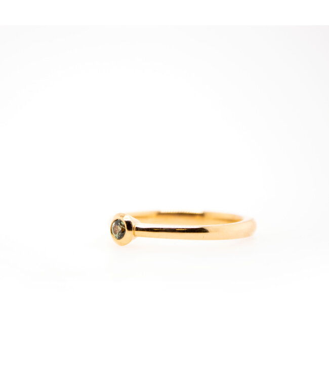 W. de Vaal Ring 18 karaat Licht rosegoud met Groen Saffier