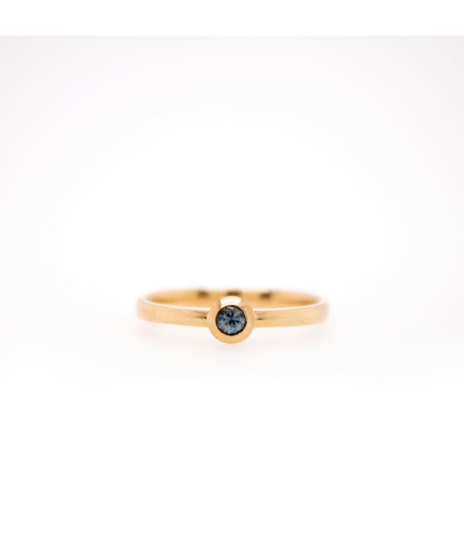 W. de Vaal Ring 18 karaat Licht rosegoud met Spinel