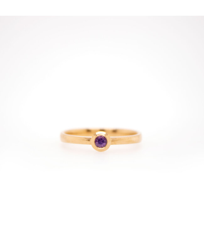W. de Vaal Ring 18 karaat Licht rosegoud met Paars korund