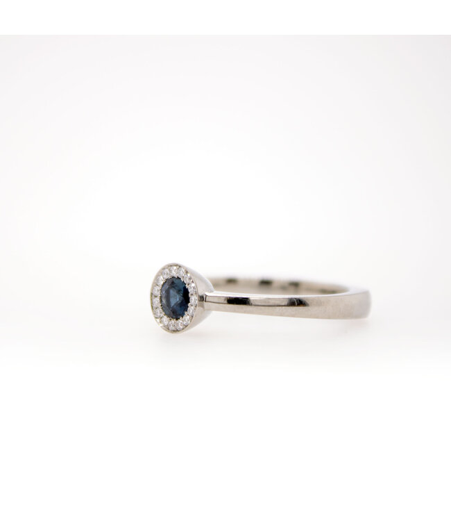 W. de Vaal Ring 19 karaat Ultra witgoud met Saffier 0.25