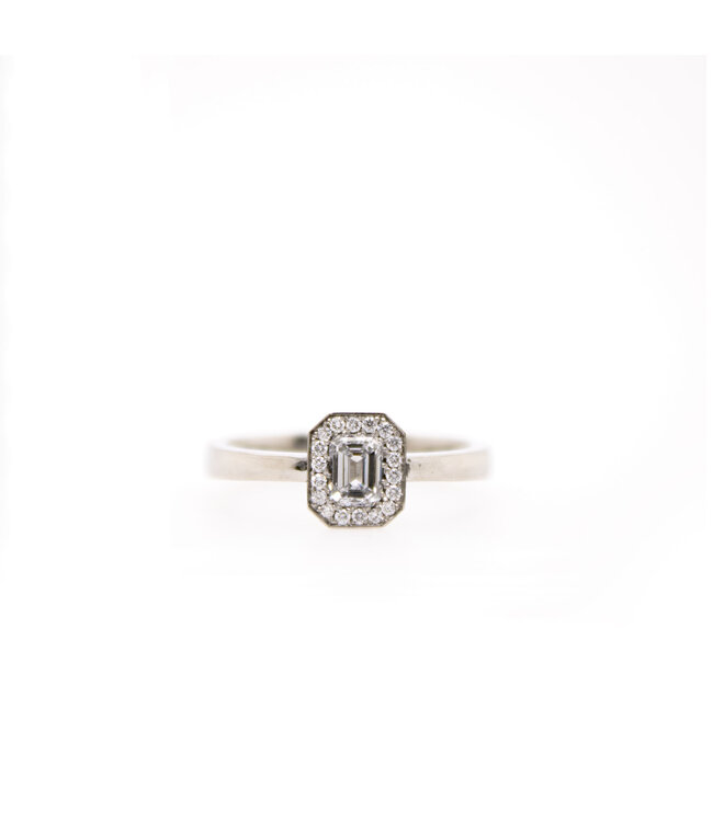 W. de Vaal Ring 19 karaat Ultra witgoud met Emerald diamant 0.38