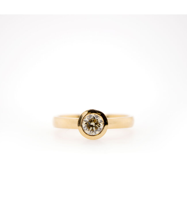 W. de Vaal Ring 18 karaat Geelgoud met Licht gele diamant 0.54