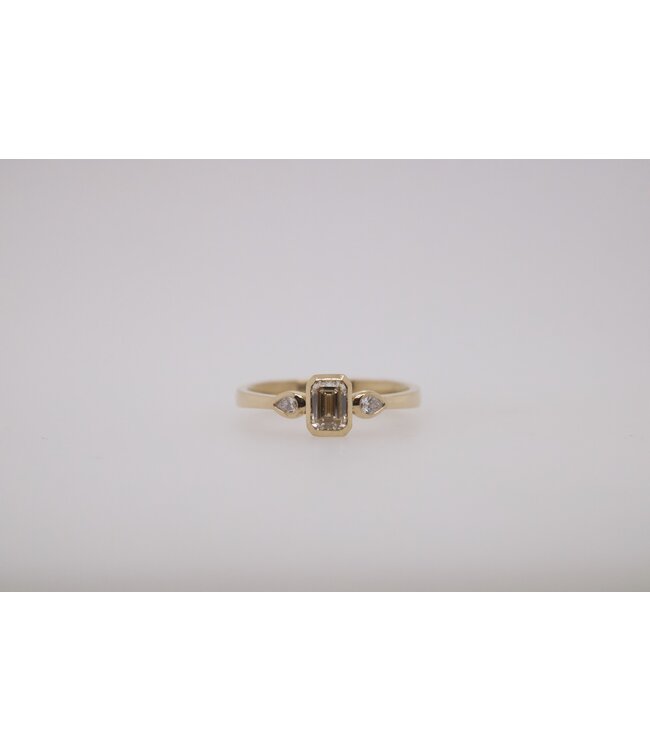 W. de Vaal 18krt Geelgouden 3 Steens ring maat 55 met 0.04ct+0.40ct+0.04ct