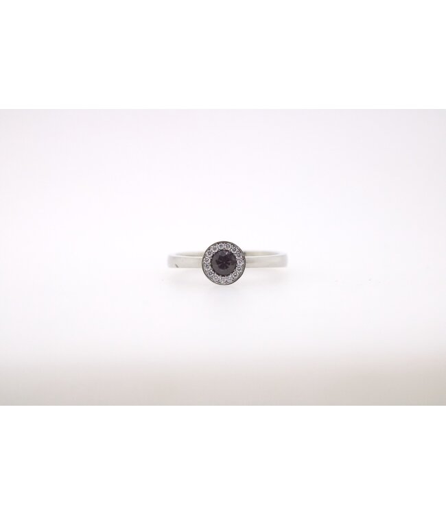 W. de Vaal Ring 18krt Witgouden met Saffier 0.26ct + Diamant 0.07ct  maat 53