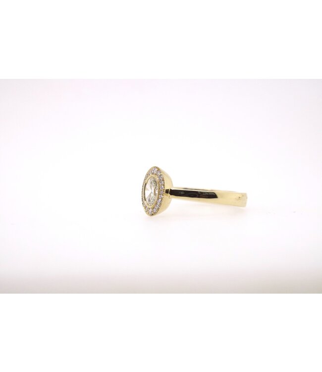 W. de Vaal Ring 18krt Geelgouden  met ovaal Diamant 0.33ct  maat 54