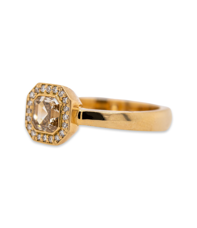 W. de Vaal 14 krt. yellow gold ring with chocolate diamond