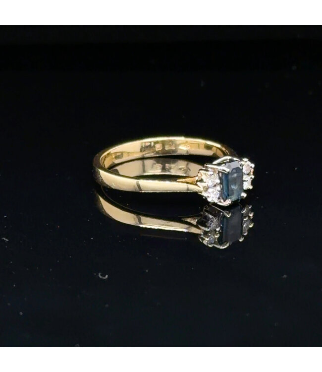Geelgouden ring met blauwe saffier en briljant maat 18