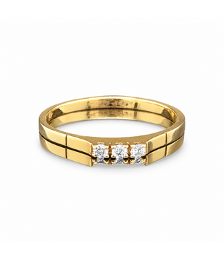 Geelgouden ring met 3 zirkonia's maat 18,5