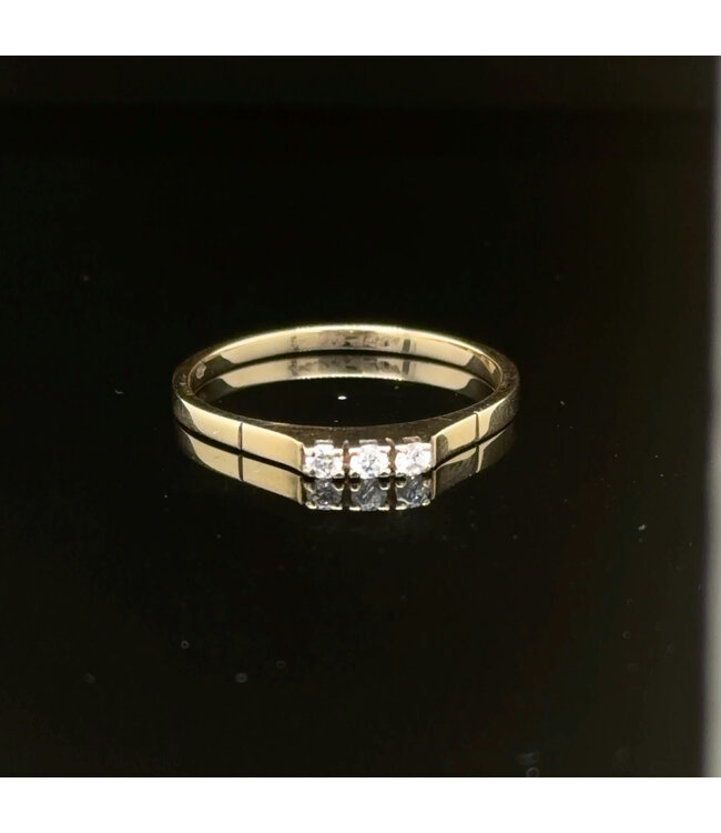 Geelgouden ring met 3 zirkonia's maat 18,5
