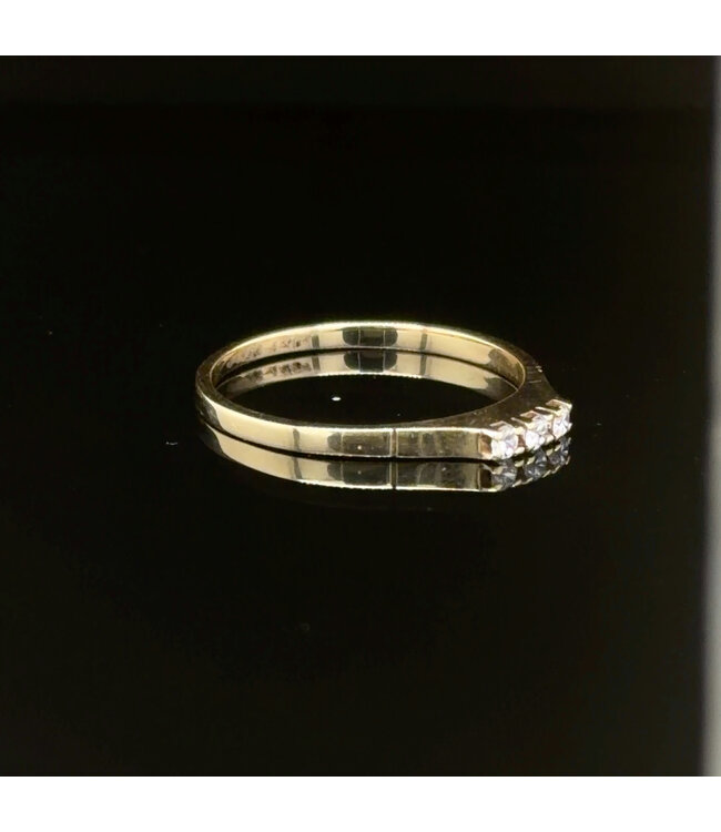 Geelgouden ring met 3 zirkonia's maat 18,5
