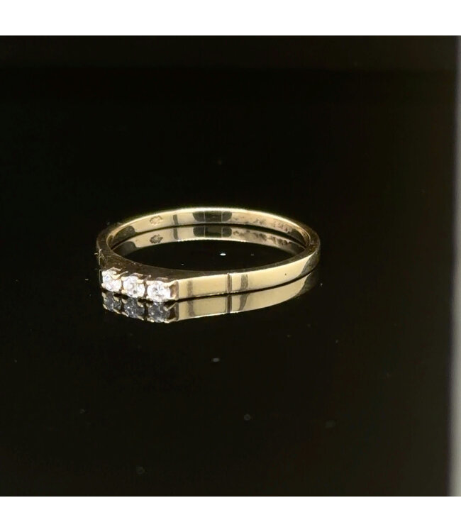 Geelgouden ring met 3 zirkonia's maat 18,5