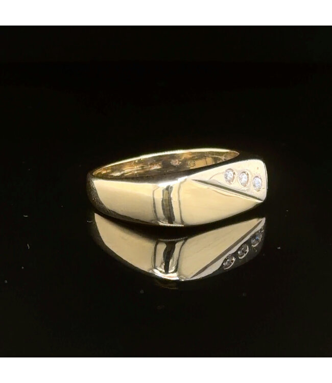 Geelgouden zegelring met drie zirkonia's maat 18,25