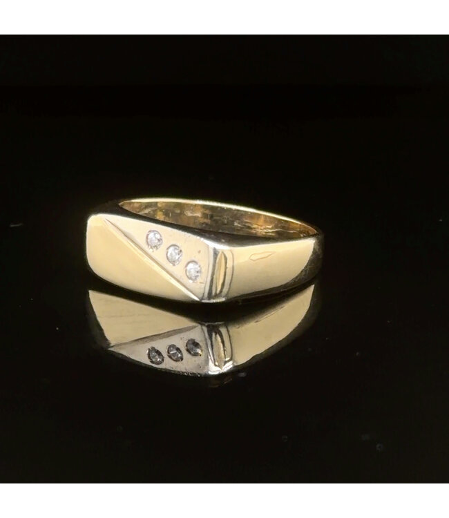 Geelgouden zegelring met drie zirkonia's maat 18,25