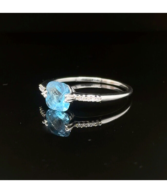 Witgouden ring met blauwe steen en zirkonia maat 20