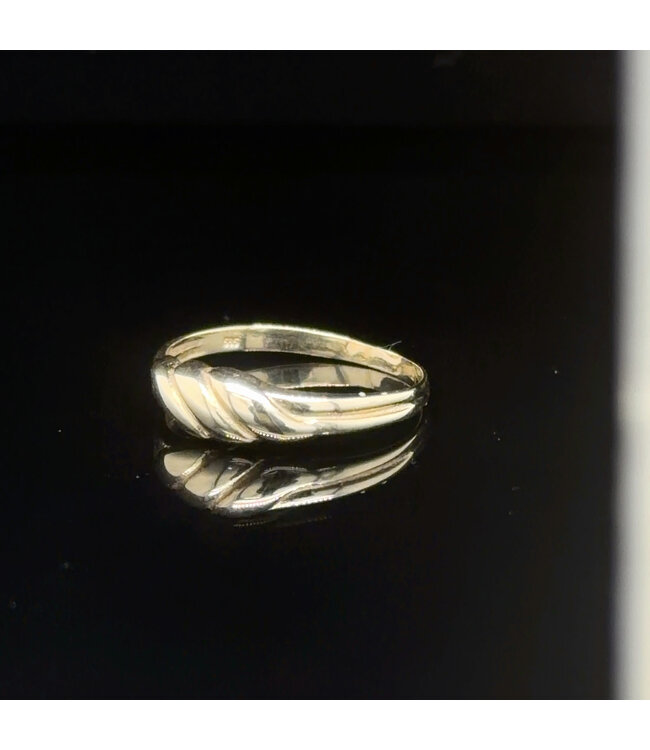 Geelgouden fantasiering maat 16,5
