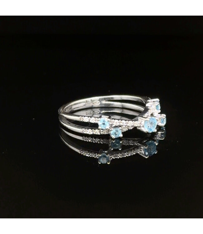 Witgouden ring met zirkonia en blauwe stenen maat 17