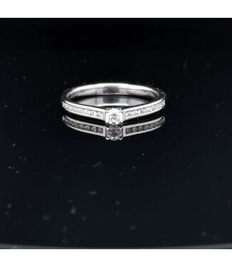 Witgouden ring met centrale diamant en rijzetting 14 karaat
