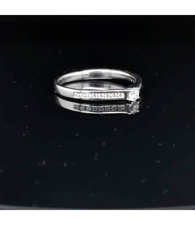 Weissgoldring mit zentralem Diamanten und Pavebesatz, 14 Karat