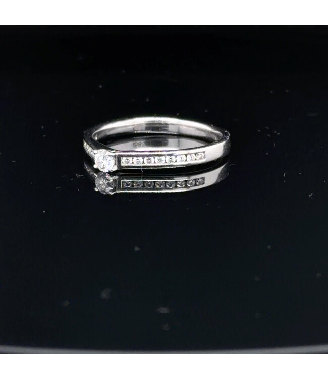 Witgouden ring met centrale diamant en rijzetting 14 karaat