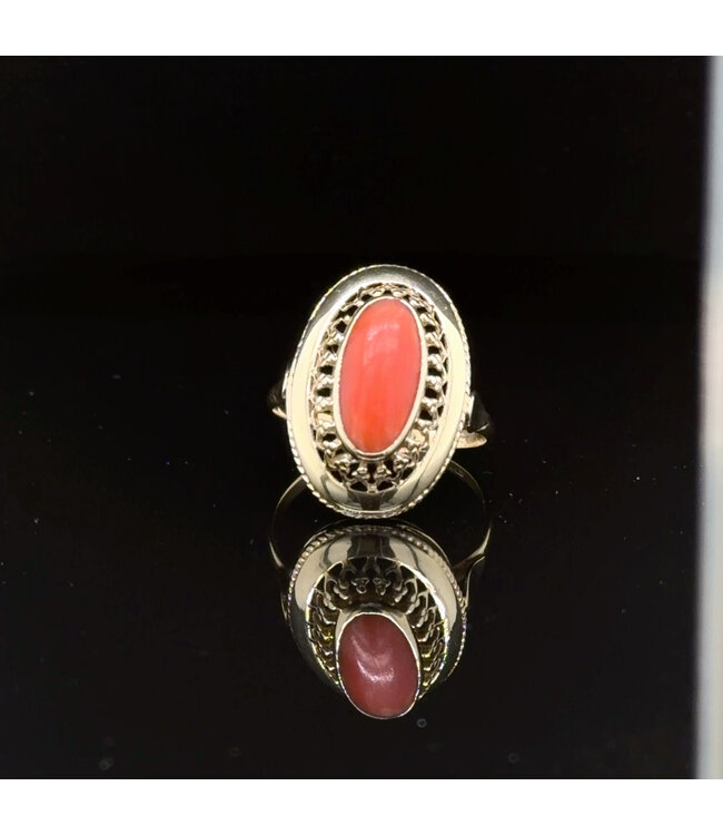 Vintage 14-karat yellow gold ring with blood coral, size 16.5