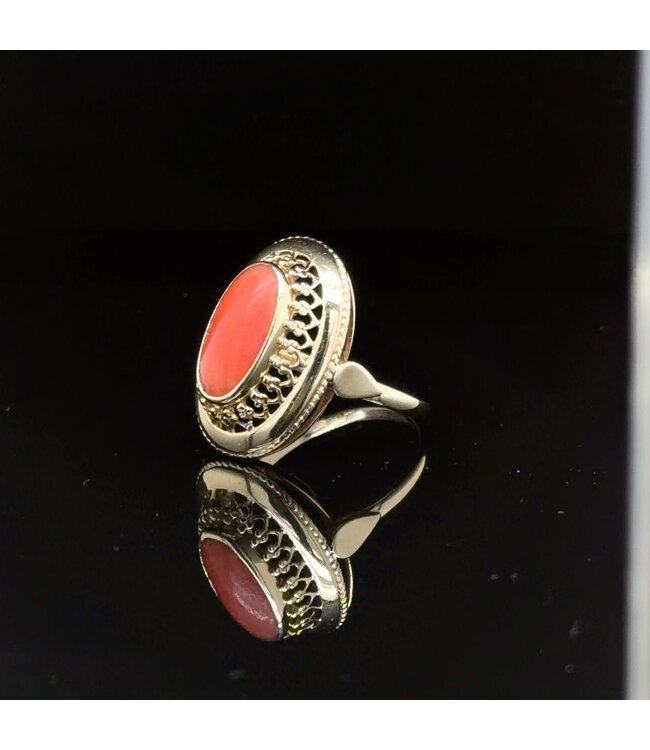 Vintage 14-karat yellow gold ring with blood coral, size 16.5