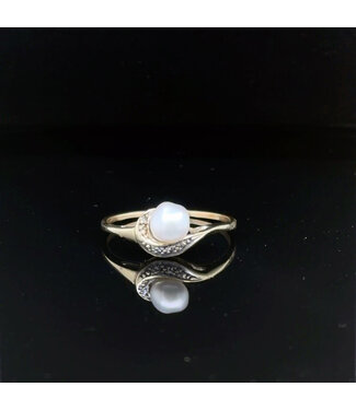 Geelgouden ring met parel en diamant 14 karaat maat 19