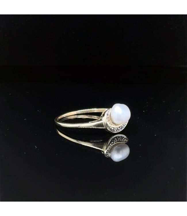 Geelgouden ring met parel en diamant 14 karaat maat 19